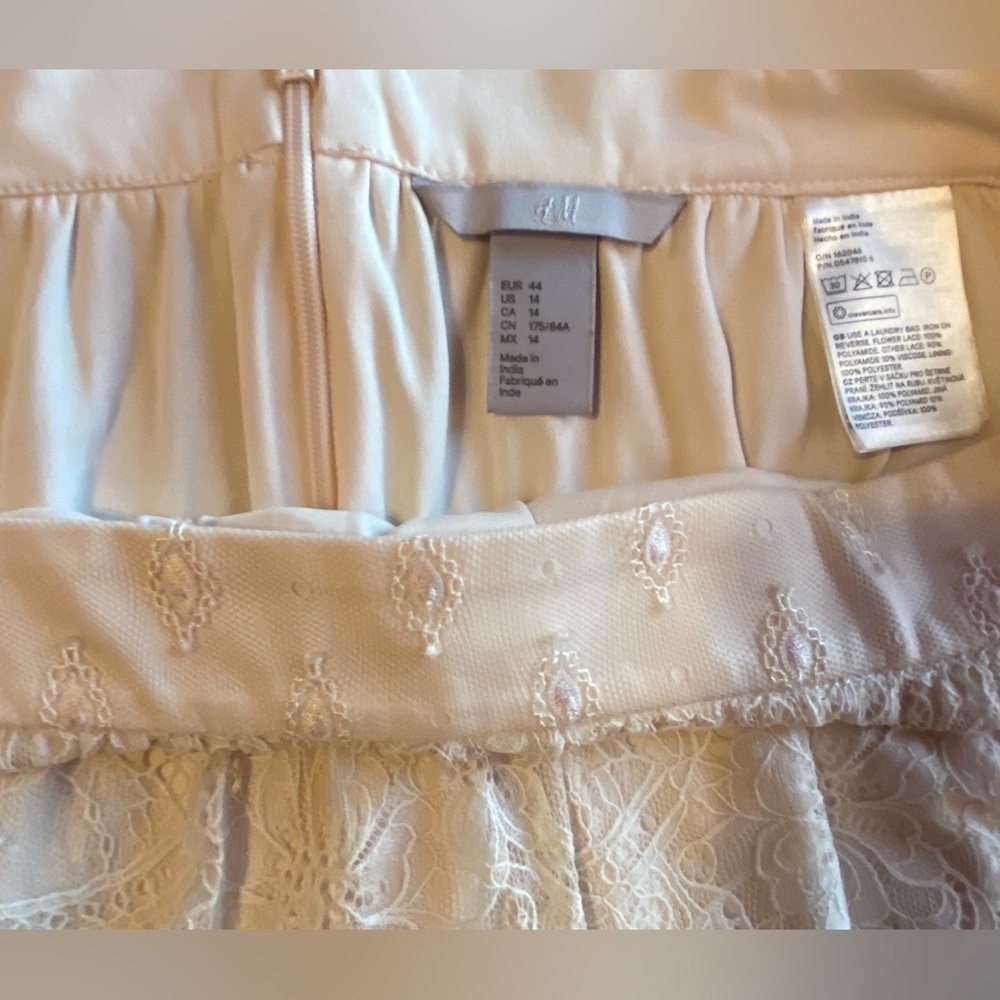 Gorgeous lace midi skirt, size 14 with zipper and button and attached slip. - Picture 5 of 9